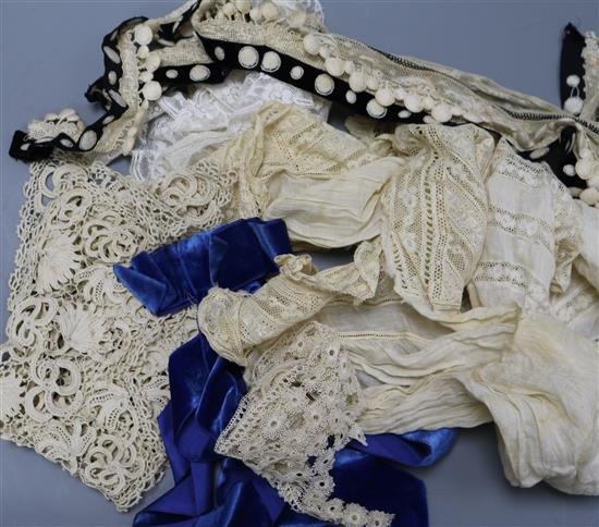 A quantity of lace and linen